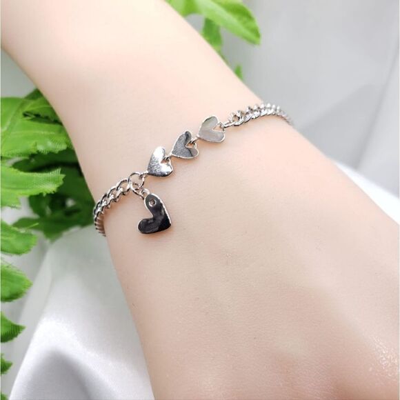Brand New Silver Hearts Bracelet - Picture 1 of 3
